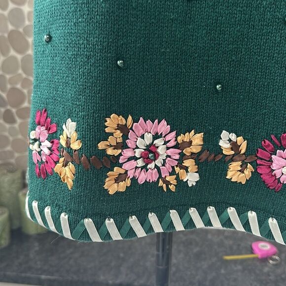 Forest green short sleeve sweater with ribbon flour detail – size small - Picture 4 of 7